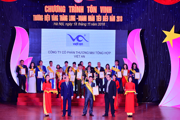 dai-dien-viet-an-nhan-cup-va-giay-chung-nhan-thuong-hieu-vang-thang-long-doanh-nhan-tieu-bieu-2018.