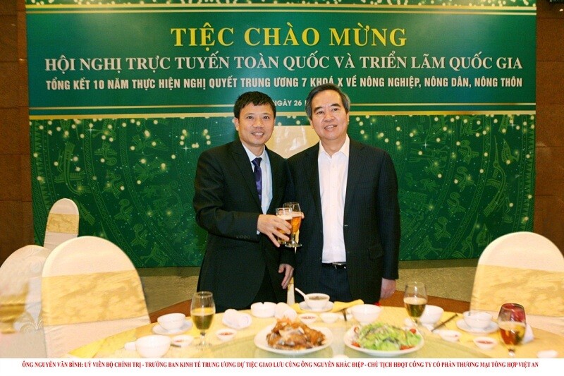 Ông Nguyễn Khắc Điệp đại diện cty Việt An chụp ảnh cùng ông Nguyễn Văn Bình