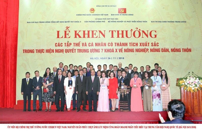 Việt An chụp ảnh cùng thủ tướng Nguyễn Xuân Phúc và các chủ doanh nghiệp