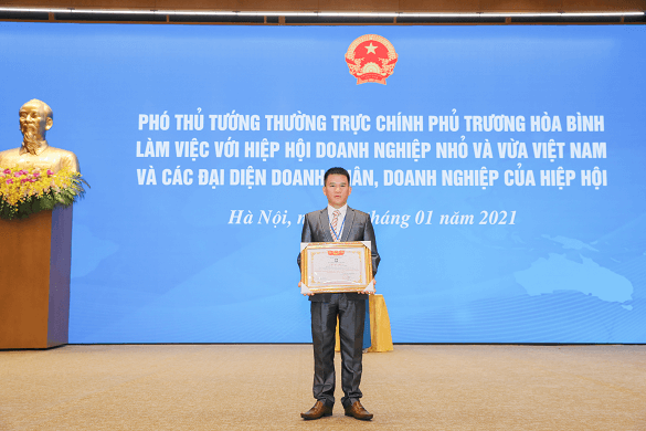 ông Nguyễn Hữu Hoạt- Đại diện công ty CPTMTH Việt An nhận bằng khen từ chính phủ