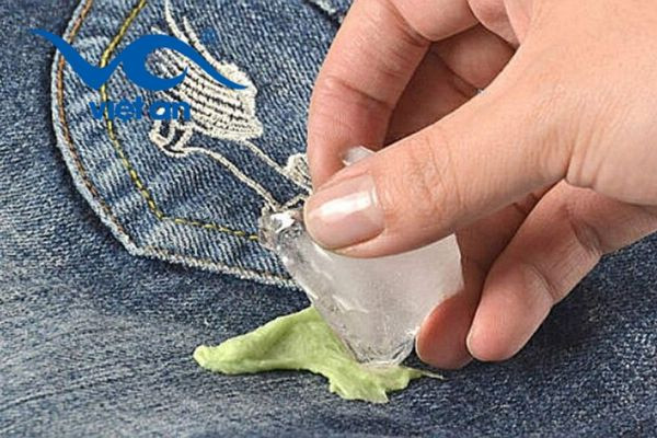 Làm thế nào để tẩy sạch kẹo cao su dính trên quần áo?